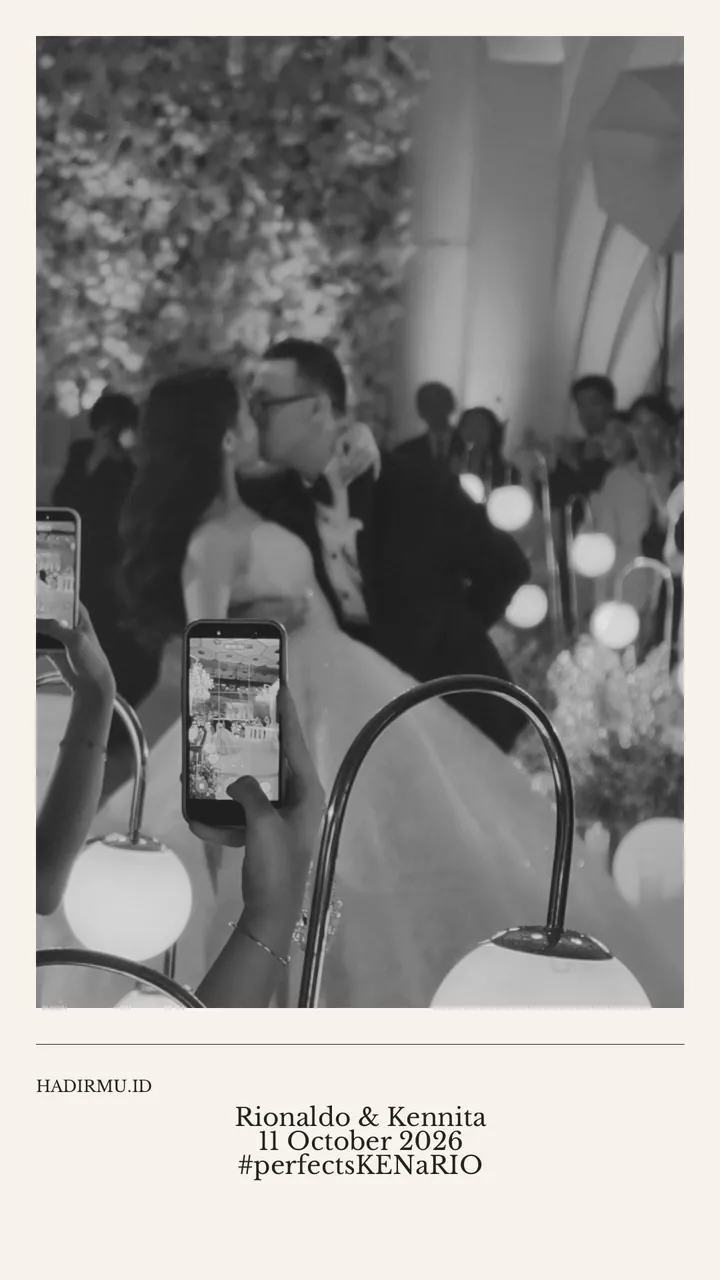 Ciuman pengantin, dari sela HP para tamu