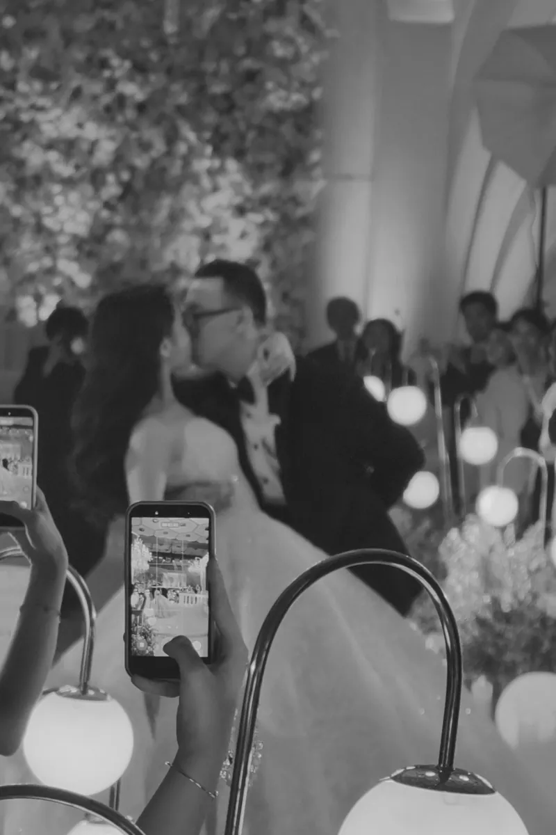 Ciuman pengantin, dari sela HP para tamu
