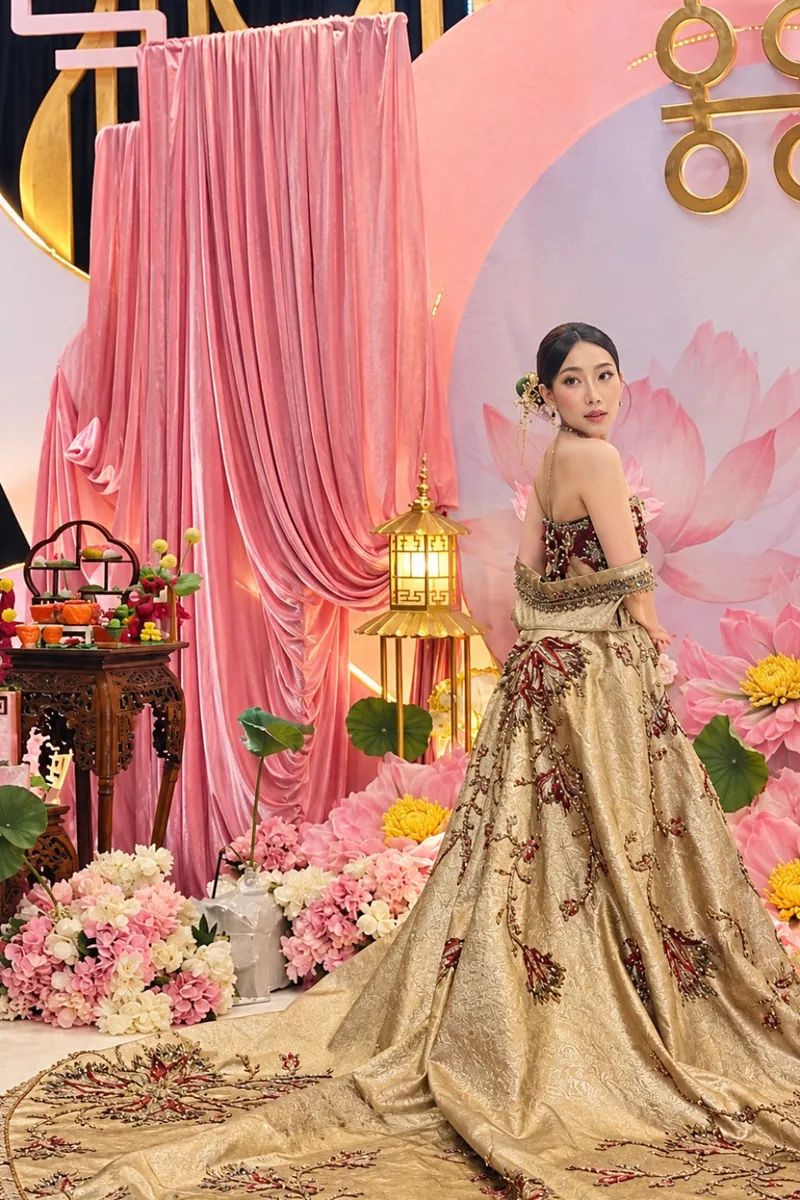 Pengantin berpose di depan dekorasi