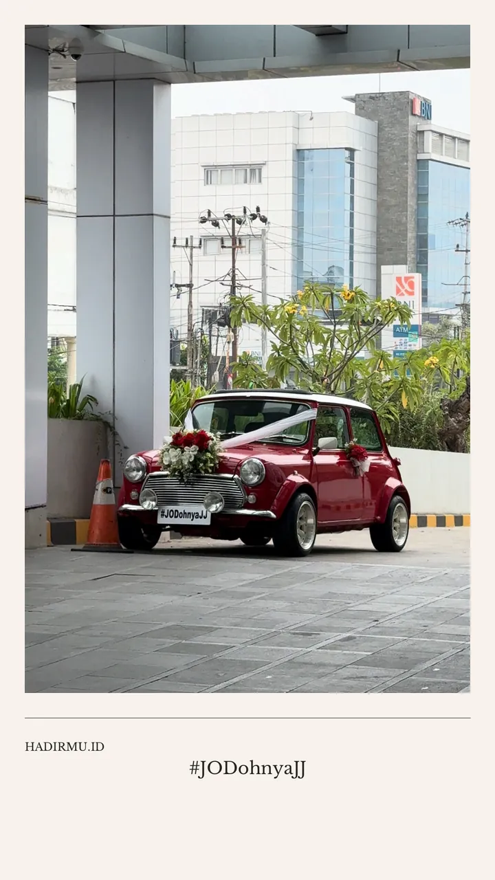 Mobil pengantin menunggu