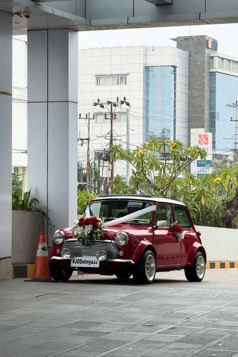 Mobil pengantin menunggu