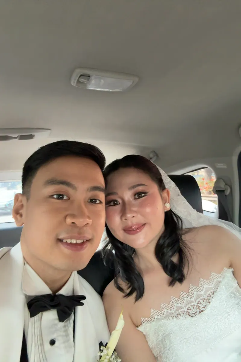 Selfie pengantin di mobil